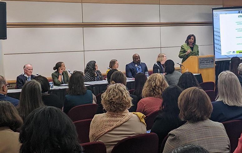 D.C. Court of Appeals Chief Judge Anna Blackburne-Rigsby (far left) opened the access to justice panel at the Judicial & 4月28日举行的靠谱的滚球平台大会.